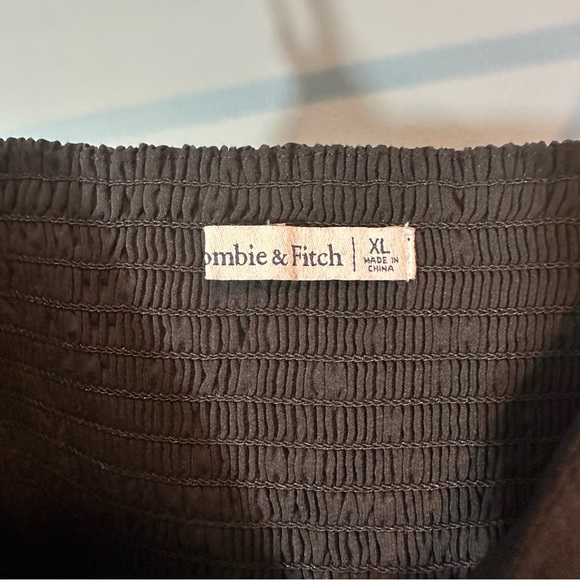 Abercrombie & Fitch Cinched Crop Top with Cut-out in Black - Picture 4 of 6